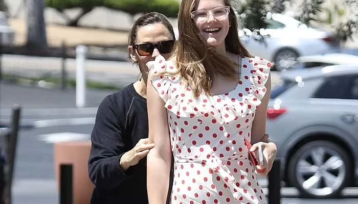 Jennifer Garner Daughter Towers Over Her During Outing